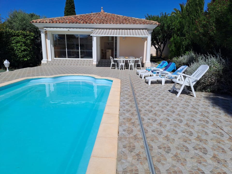 Property building, Swimming pool, sunbed