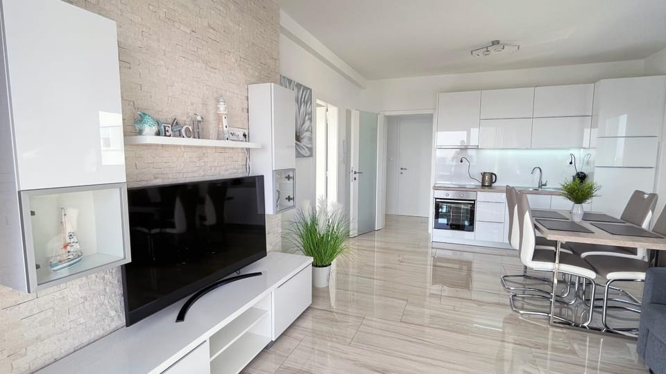 TV and multimedia, Kitchen or kitchenette, Dining area, dishwasher, oven, stove
