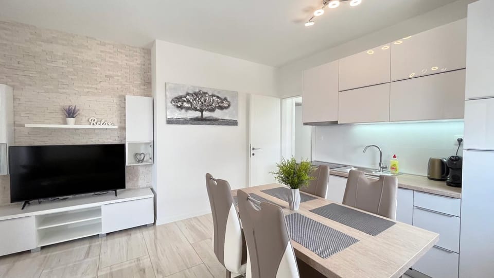 TV and multimedia, Kitchen or kitchenette, Dining area, oven, stove
