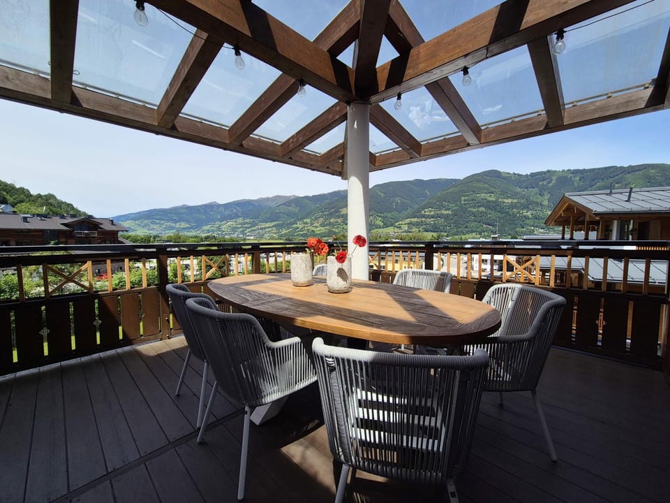 View (from property/room), Balcony/Terrace, Balcony/Terrace, Landmark view