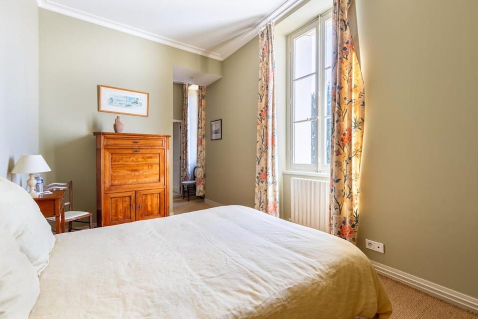 Château La Haye Wine Estate Stay - Sleeps 12 House in Nouvelle-Aquitaine
