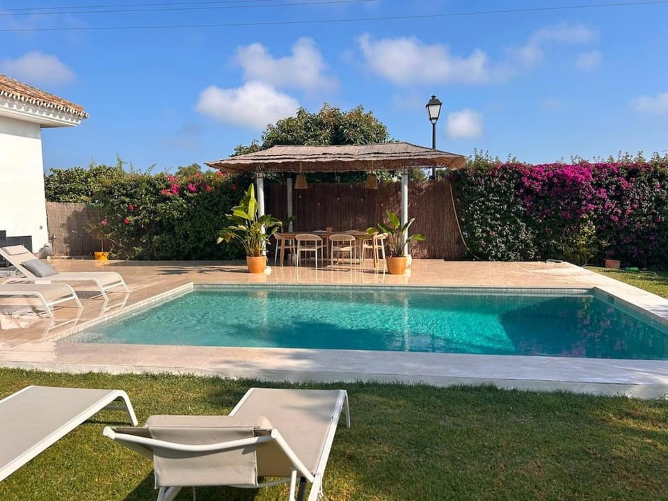 Garden, Dining area, Garden view, Pool view, Swimming pool, sunbed