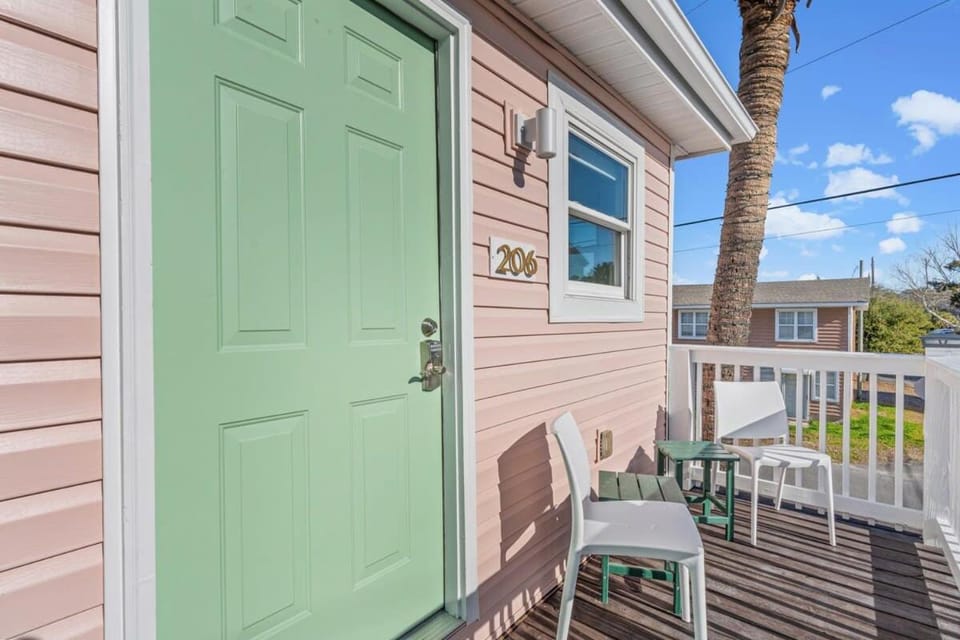 TreeHouse Lodge Walk to Beach Pet-Friendly #206 Apartment in North Myrtle Beach