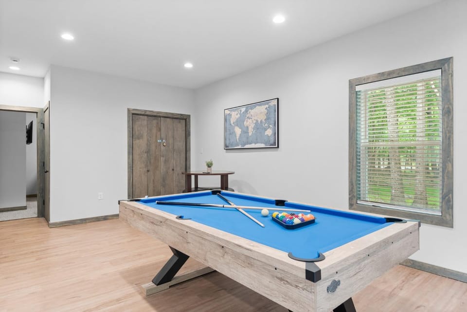 Sleeps 16 Hot Tub Arcade & Resort Amenities House in Pocono Mountains