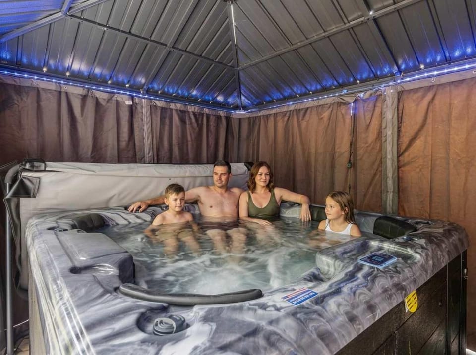 Sleeps 16 Hot Tub Arcade & Resort Amenities House in Pocono Mountains