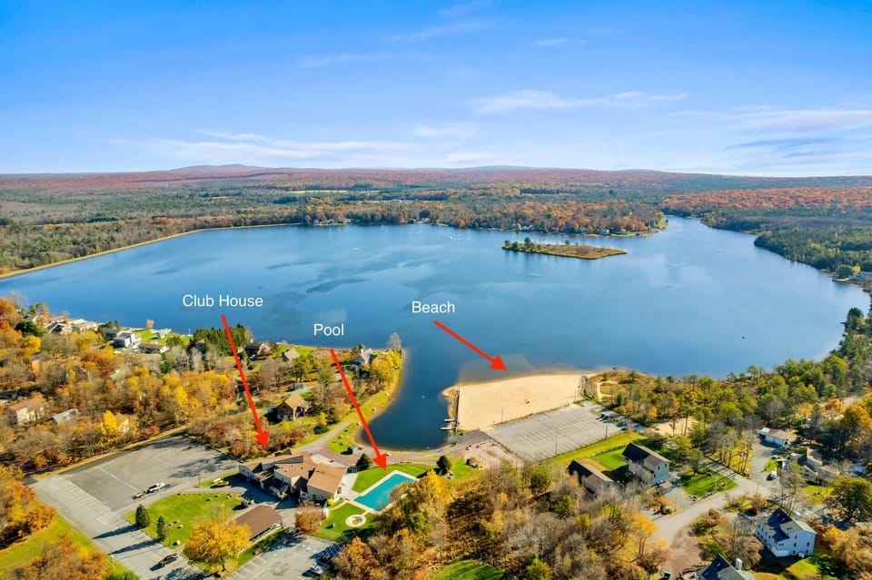 Sleeps 16 Hot Tub Arcade & Resort Amenities House in Pocono Mountains