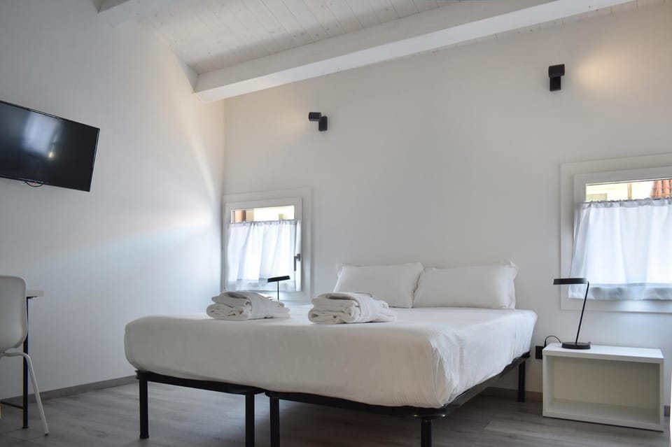 Bed, TV and multimedia, Bedroom, towels