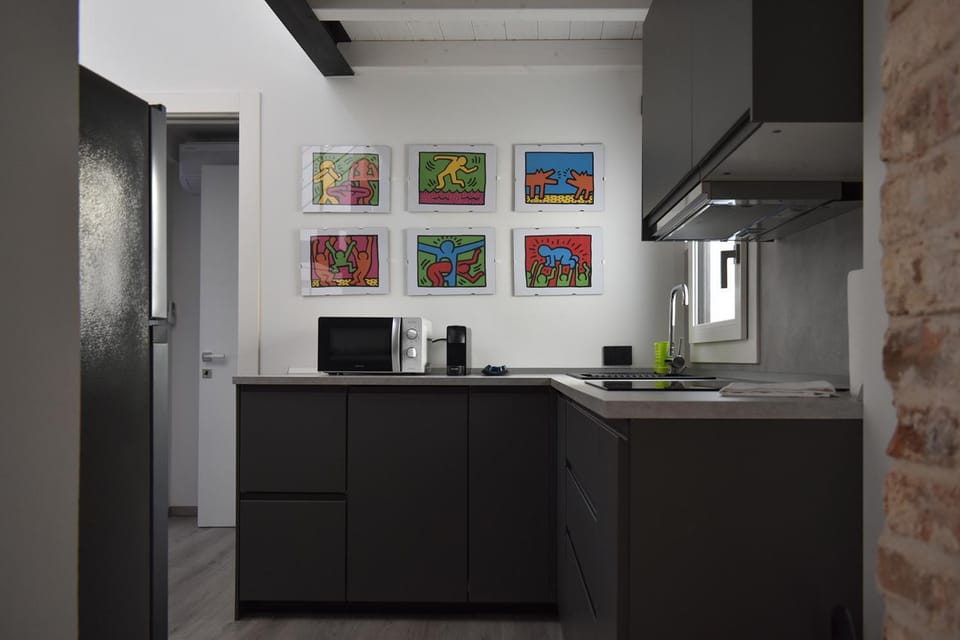 Coffee/tea facilities, Kitchen or kitchenette, stove