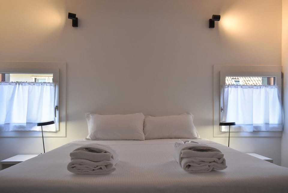 Bed, Bedroom, towels
