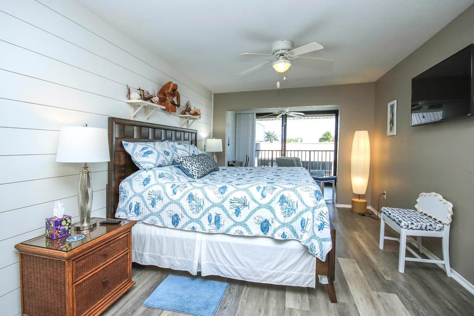 Bayfront Sanibel Condo Water Views Pool Mariner Pointe 712 Dolphins Reach Apartment in Sanibel Island