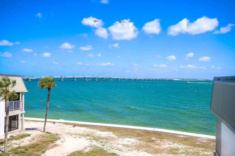 Bayfront Sanibel Condo Water Views Pool Mariner Pointe 712 Dolphins Reach Apartment in Sanibel Island