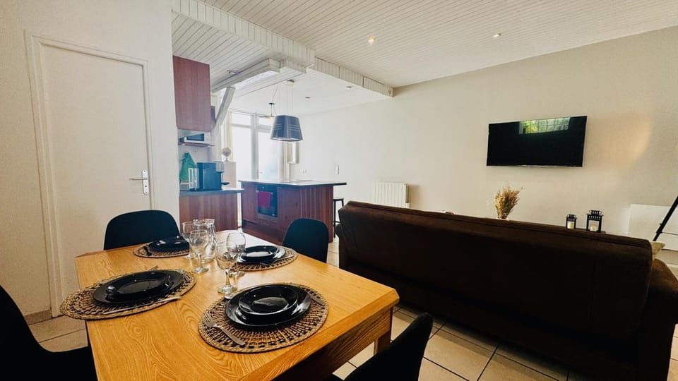 TV and multimedia, Living room, Seating area, Dining area