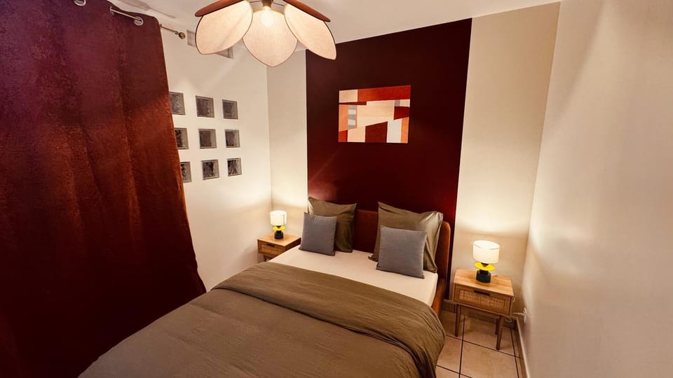 Bed, Night, Photo of the whole room, Bedroom