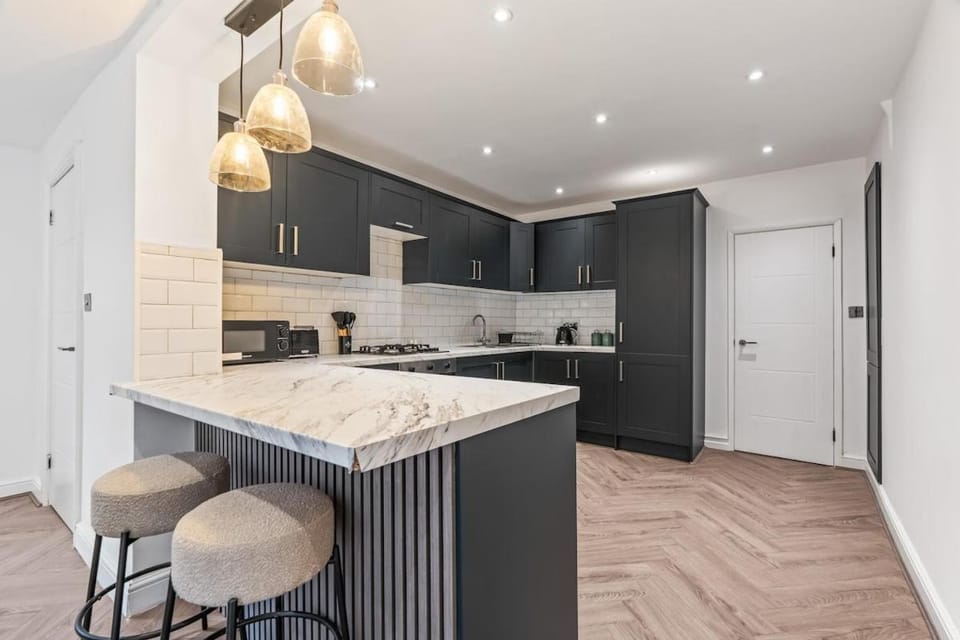 Coffee/tea facilities, Kitchen or kitchenette, microwave, oven, stove, toaster, kitchen