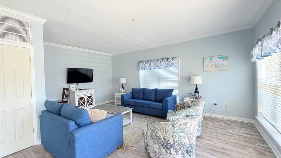 Spacious 7 bedrooms duplex walk to the beach pool House in North Myrtle Beach