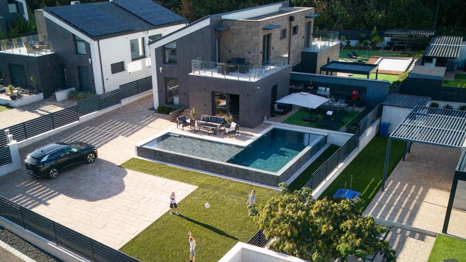 Property building, Patio, Communal lounge/ TV room, Day, Neighbourhood, Bird's eye view, Evening entertainment, Swimming pool, Location, sunbed