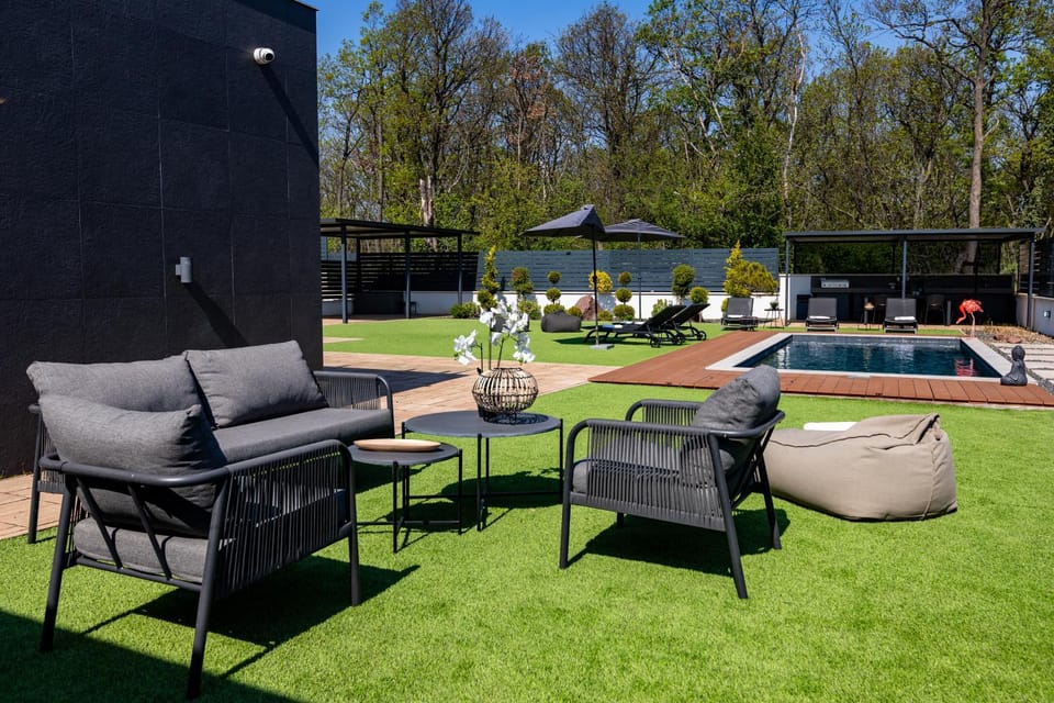 Property building, Garden, Swimming pool