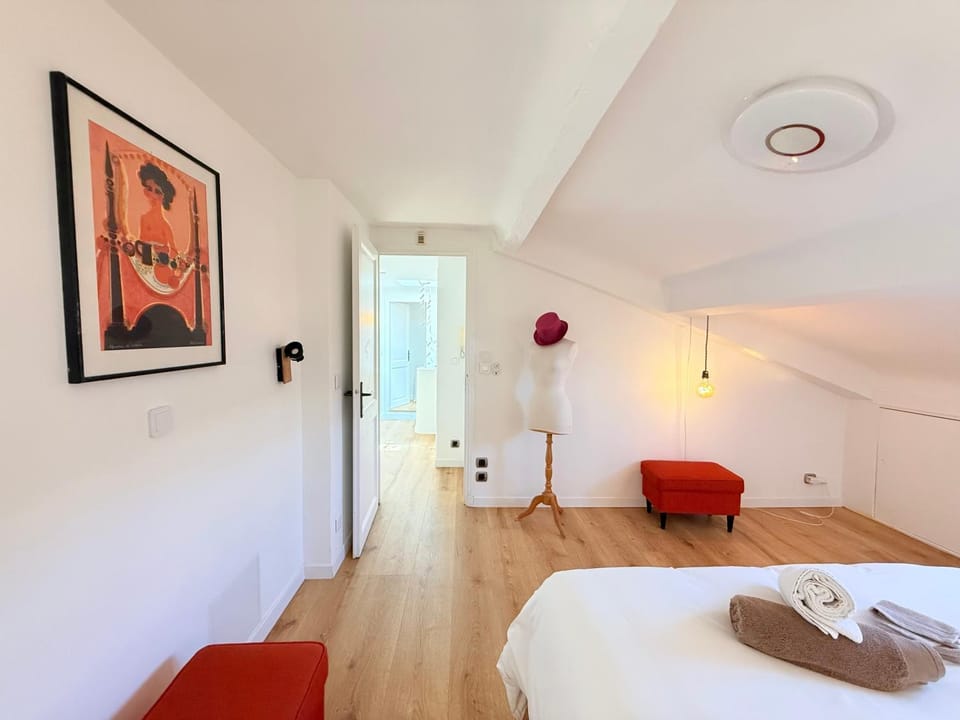 Bed, Photo of the whole room, towels