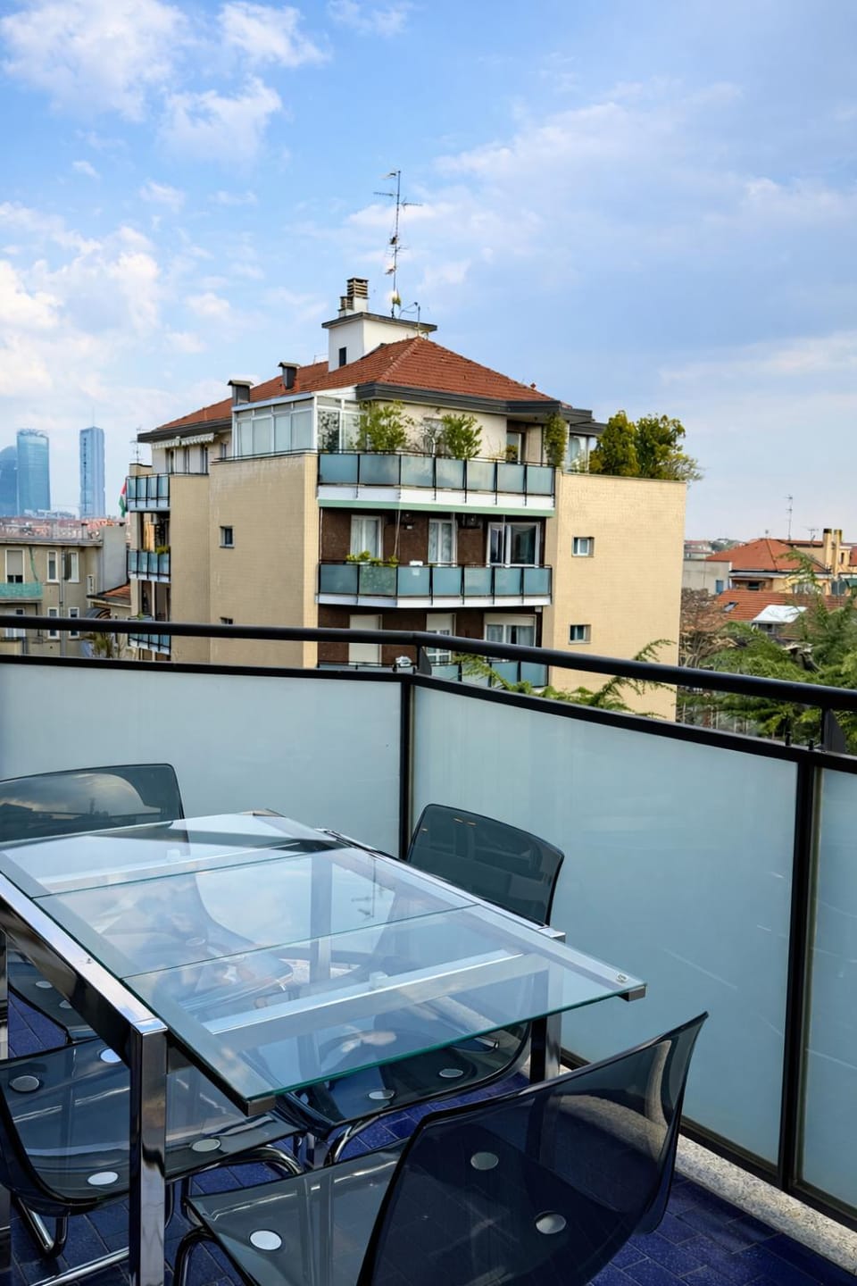 Property building, Patio, Day, View (from property/room), Balcony/Terrace, Dining area, City view
