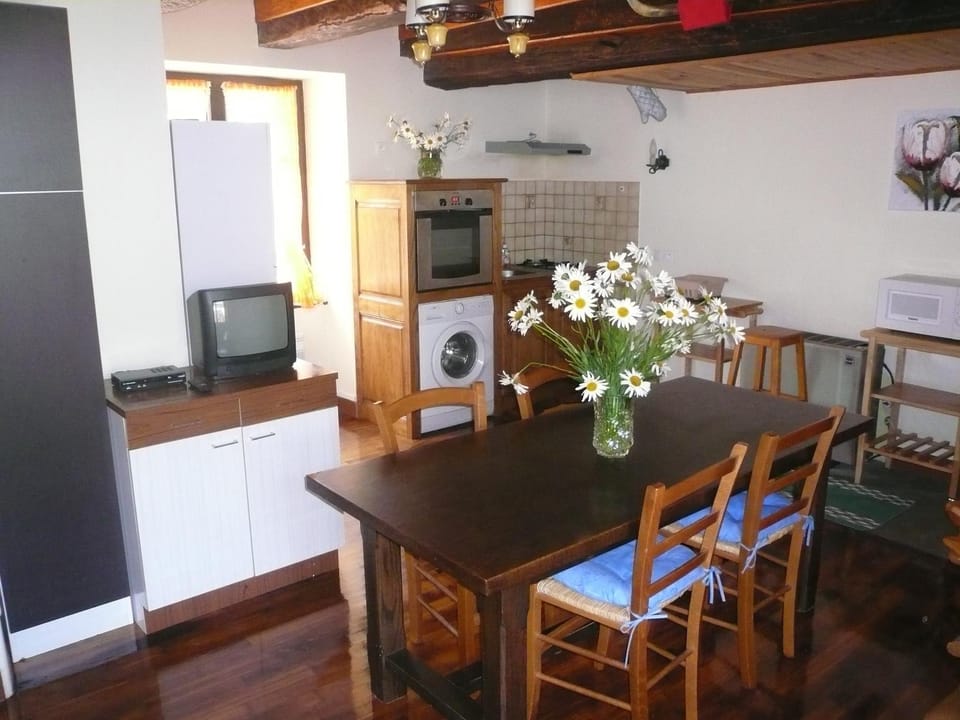 Property building, Kitchen or kitchenette, Living room