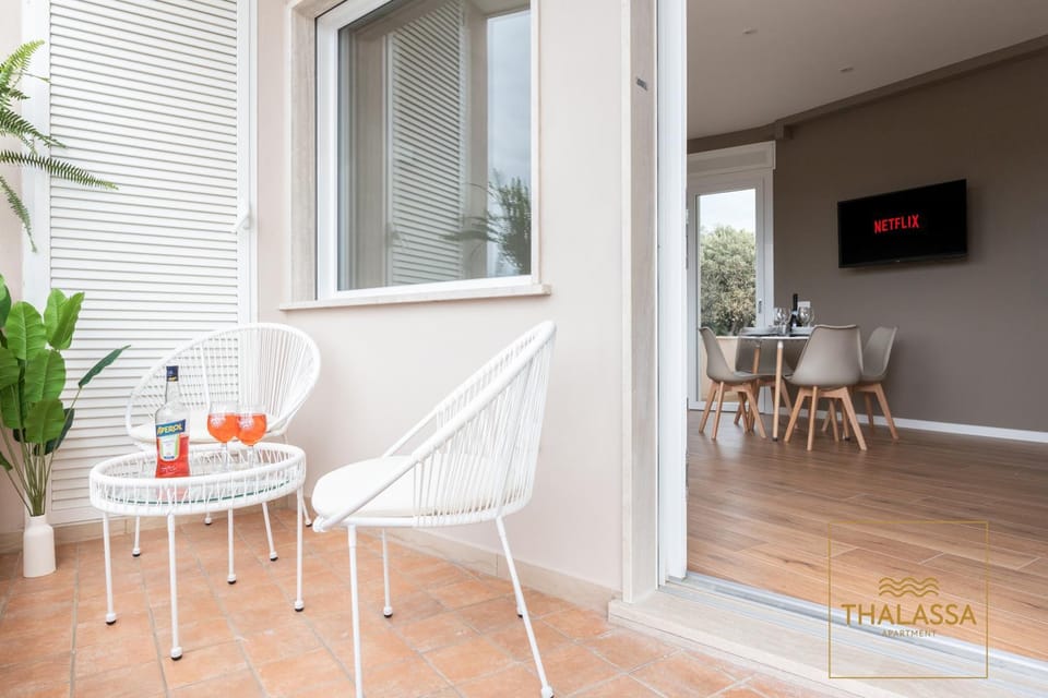 Patio, TV and multimedia, View (from property/room), Balcony/Terrace, Living room, Seating area, Dining area