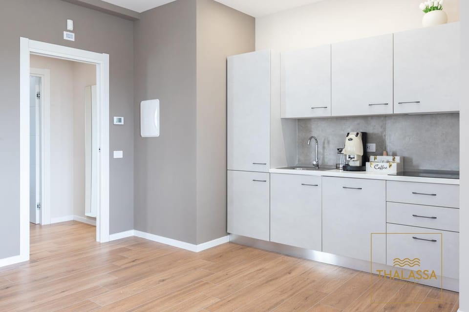 Coffee/tea facilities, Kitchen or kitchenette, stove