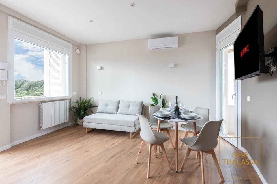 Communal lounge/ TV room, TV and multimedia, Living room, Seating area, Dining area, air conditioner