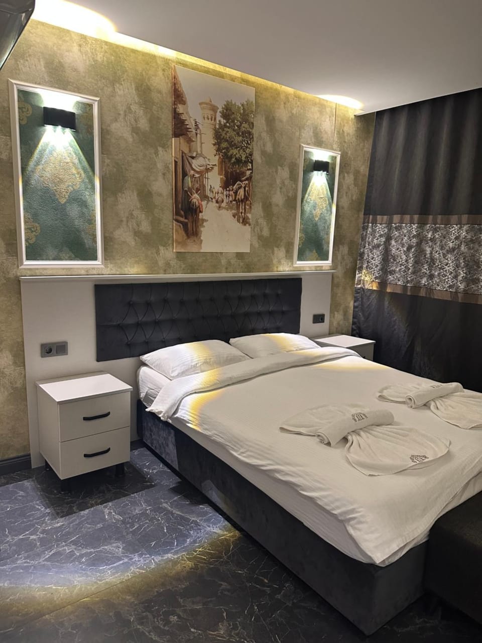 Bed, Bedroom, towels