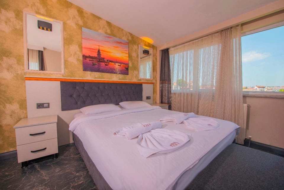 Bed, Bedroom, City view, Street view, towels