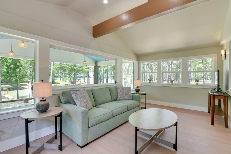 Deck & Dock Access! Sunlit Lake Livingston Escape House in Lake Livingston