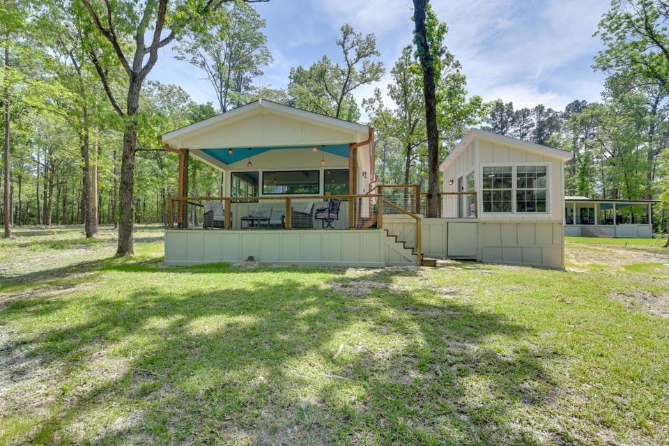 Deck & Dock Access! Sunlit Lake Livingston Escape House in Lake Livingston