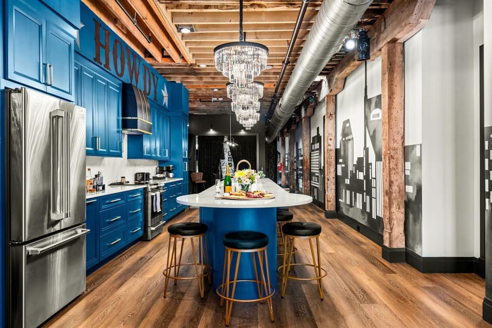 The Velvet Vault-Luxury Downtown loft with River View & walk to Broadway Apartment in East Nashville