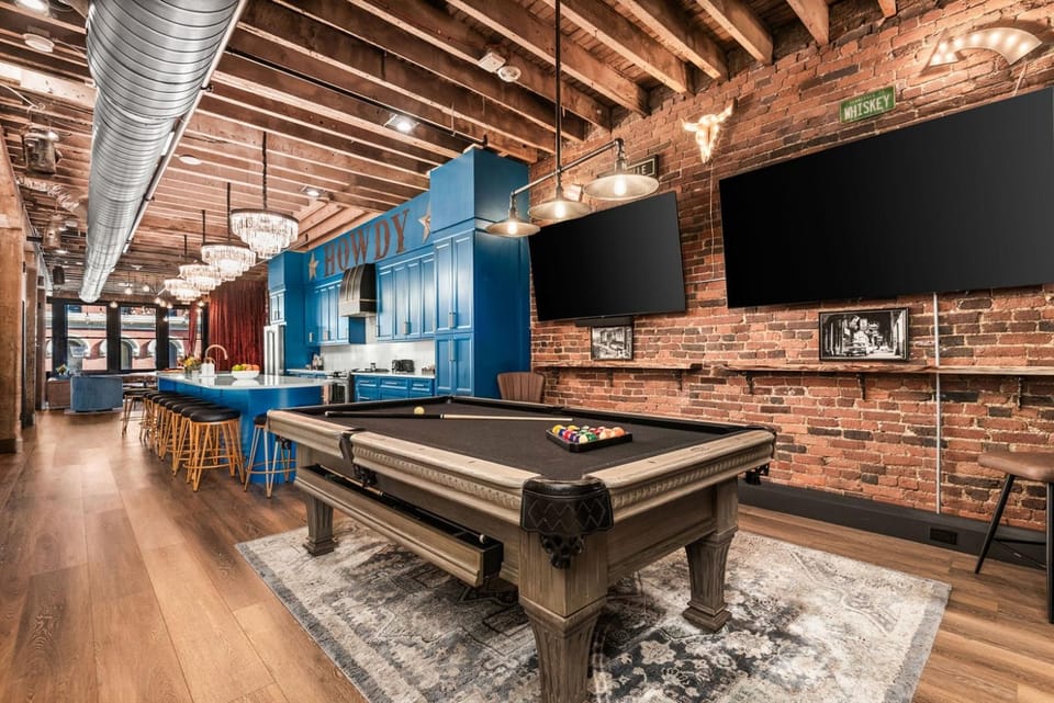 The Velvet Vault-Luxury Downtown loft with River View & walk to Broadway Apartment in East Nashville