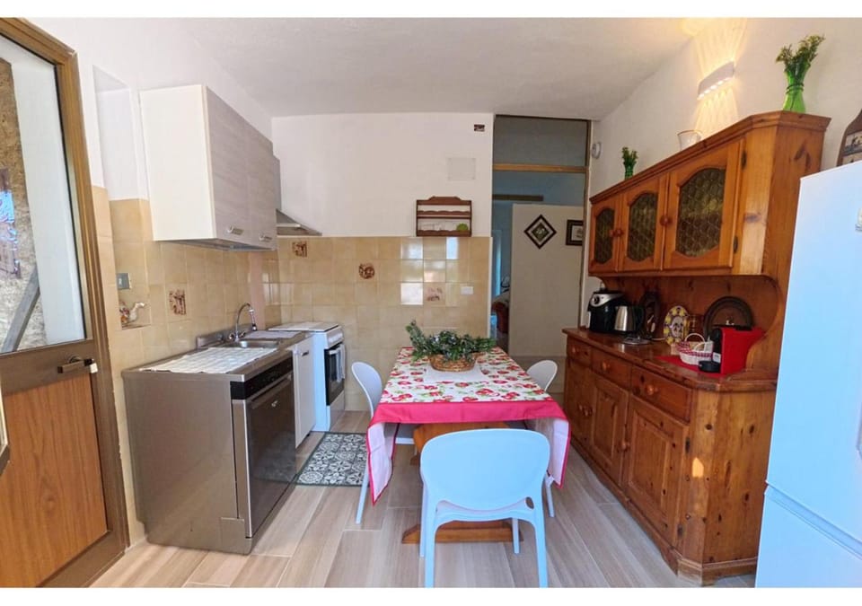 Kitchen or kitchenette, Dining area, dishwasher, oven, stove