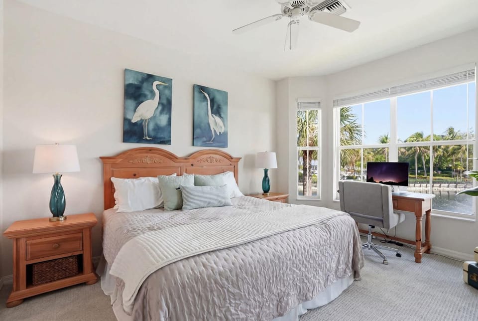 1021 - Beautiful Lake and Fountain Views Sleeps 6 House in Lely Resort