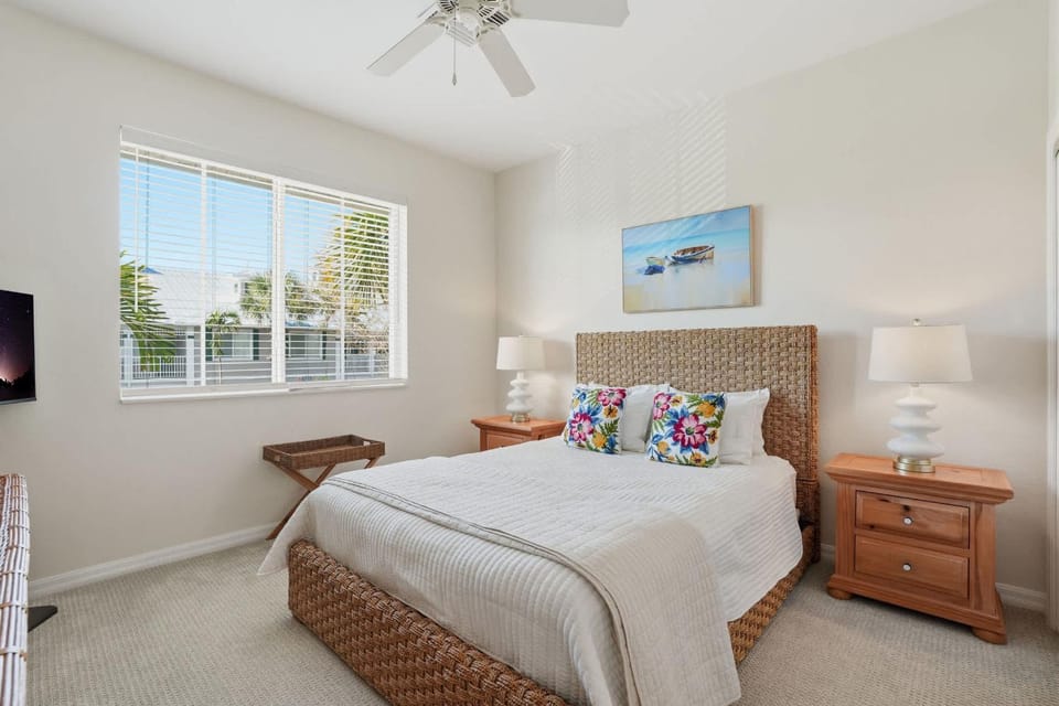 1021 - Beautiful Lake and Fountain Views Sleeps 6 House in Lely Resort