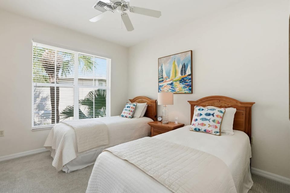 1021 - Beautiful Lake and Fountain Views Sleeps 6 House in Lely Resort