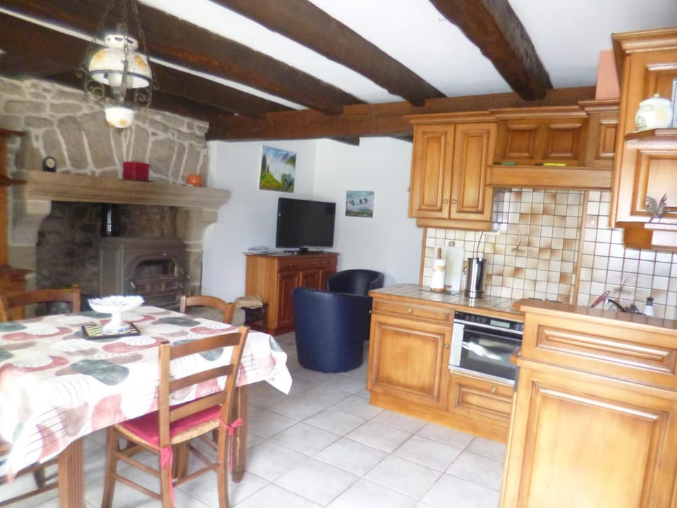 Kitchen or kitchenette, Dining area, dishwasher, oven, stove