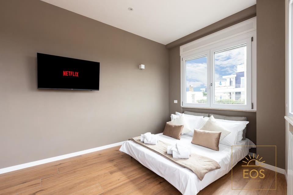 Bed, TV and multimedia, Photo of the whole room, Bedroom, towels