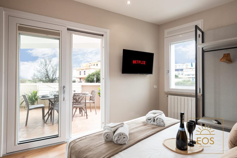 Bed, Natural landscape, TV and multimedia, Photo of the whole room, Dining area, Bedroom, towels