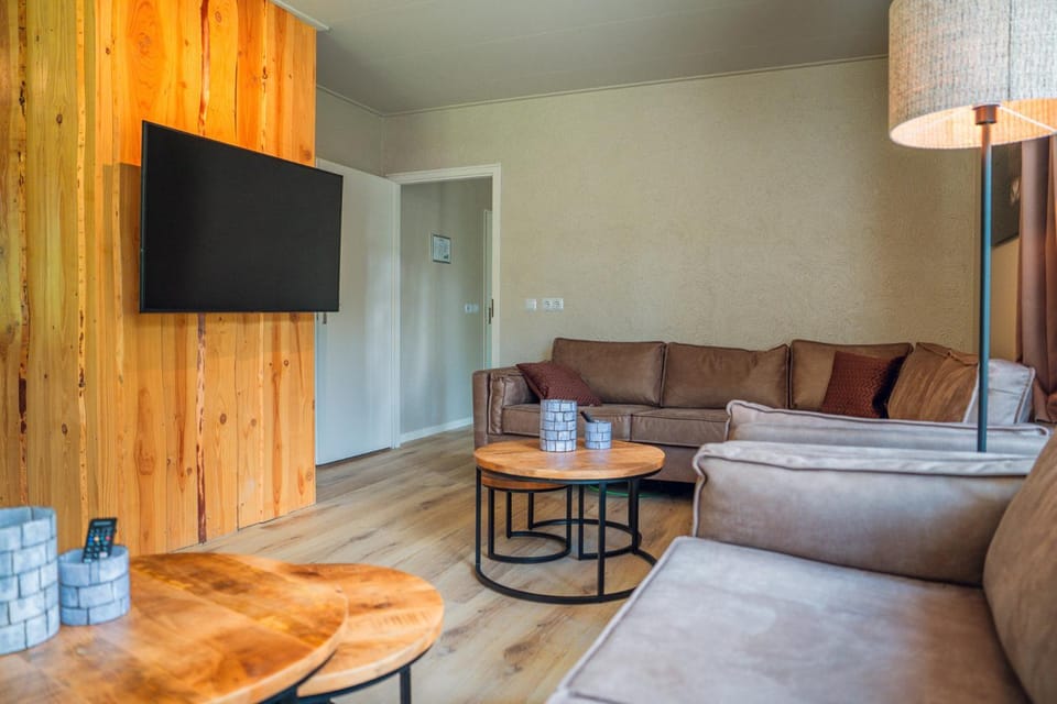 Group Villa Specht | Hottub & Private Cinema | 10 Pers. House in Hoenderloo