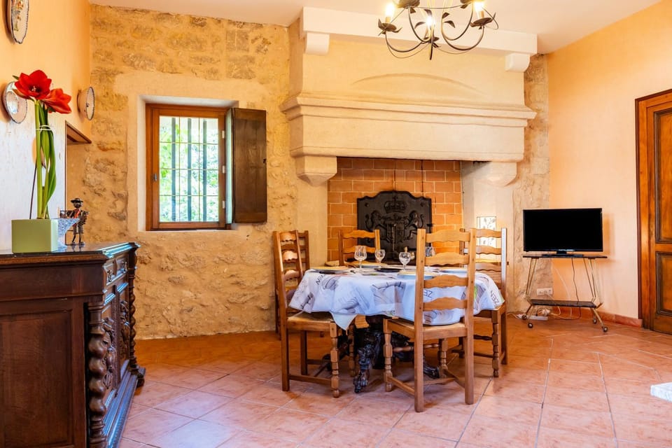 Gîte Du Château De Curton House in Nouvelle-Aquitaine