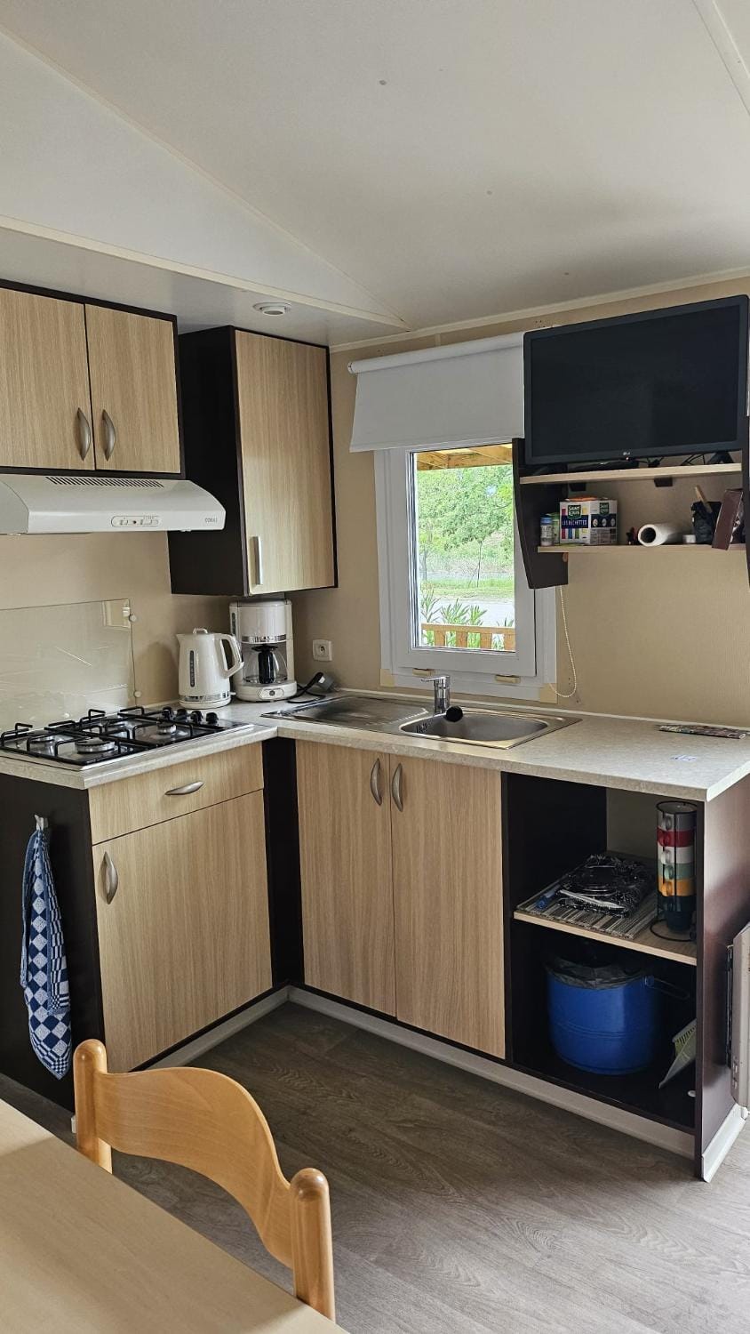 MobilHome climatisé 6 personnes Campground/ 
RV Resort in La Roque-d'Anthéron