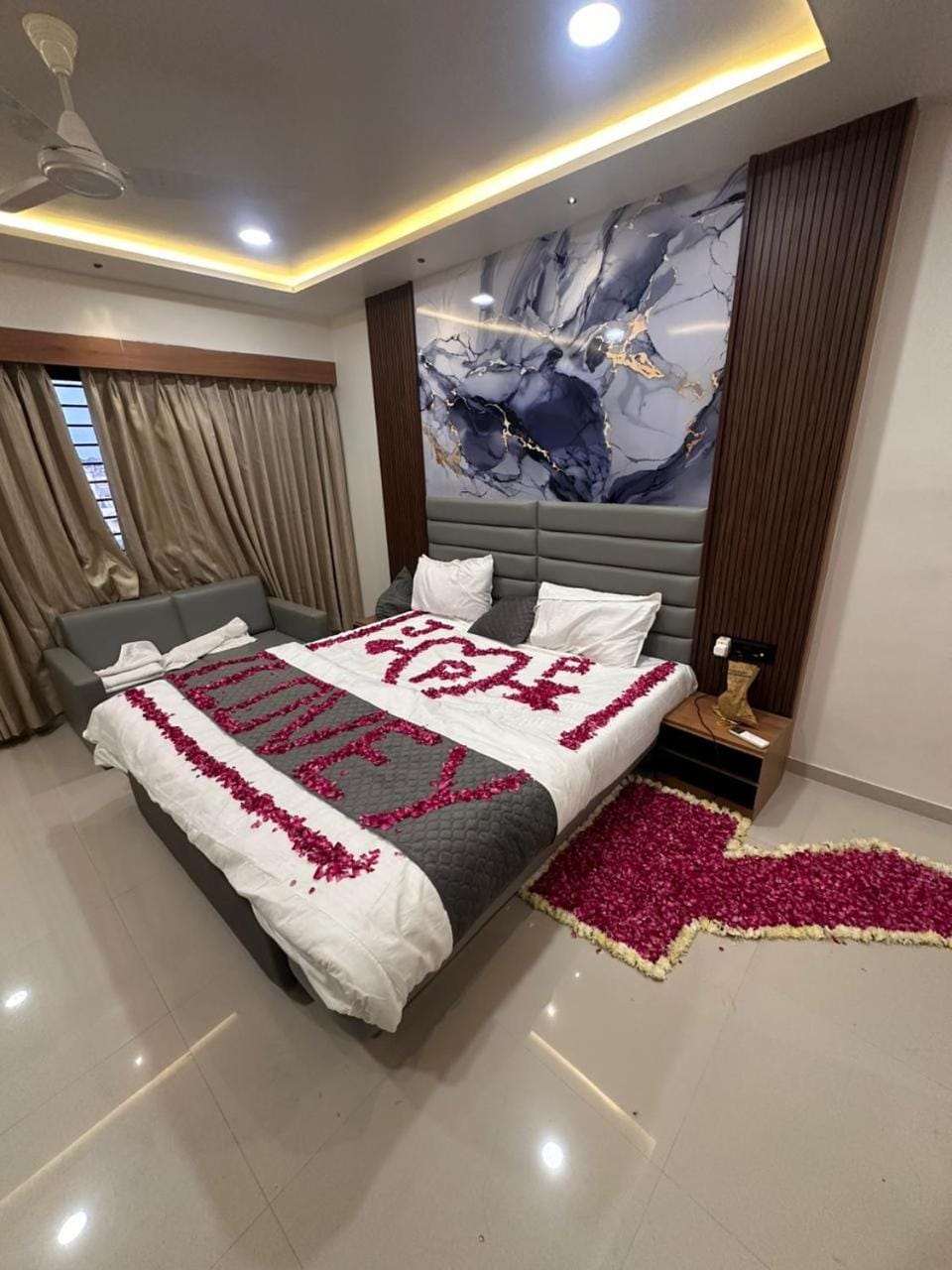 Bed, Photo of the whole room, towels