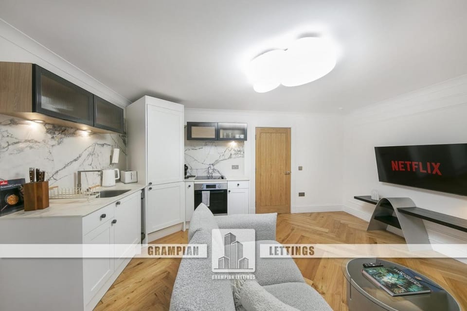 TV and multimedia, Coffee/tea facilities, Kitchen or kitchenette, Living room, oven, stove, toaster