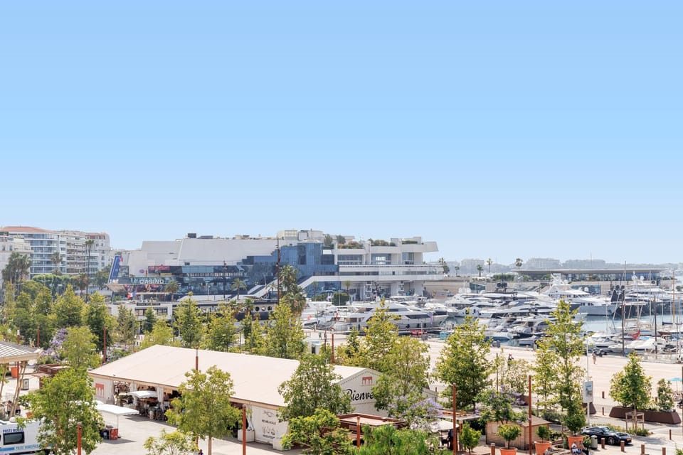 Golden Bay YourHostHelper Apartment in Cannes