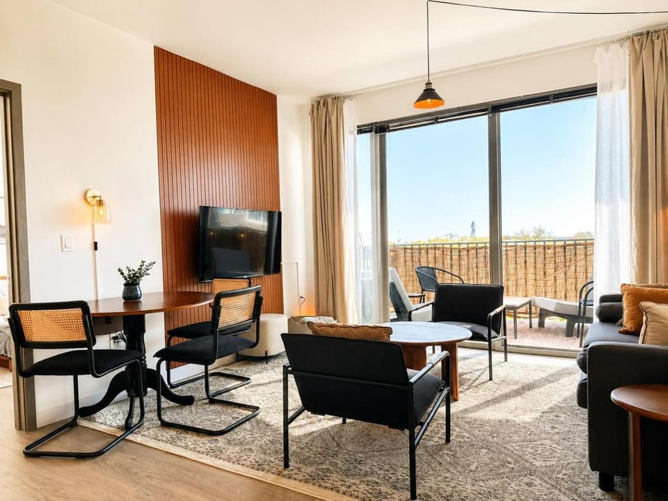 Bay View Designer 2BR - Best Location with Balcony, Gym, and Terrace - Sleeps 6 Apartment in Milwaukee