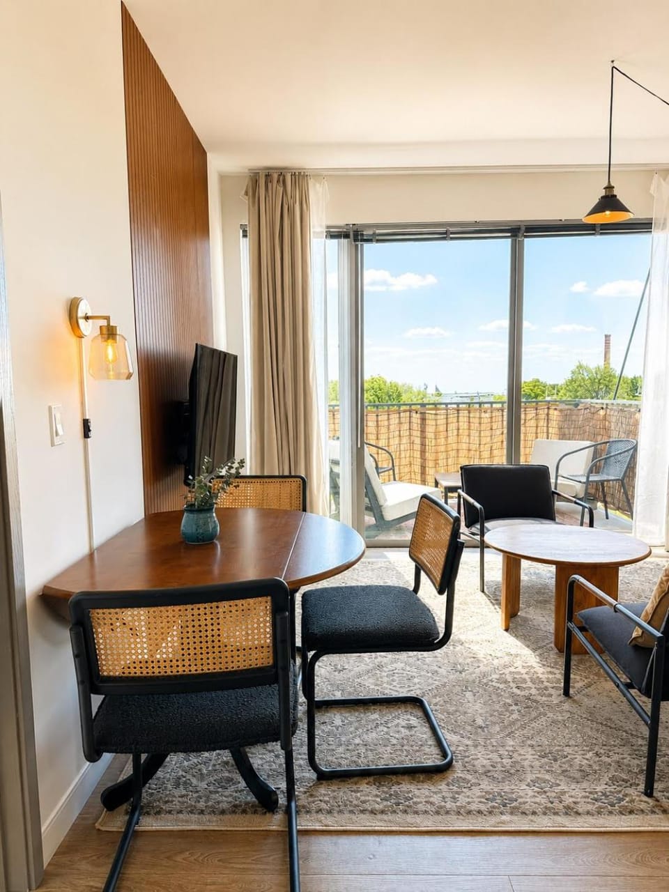 Bay View Designer 2BR - Best Location with Balcony, Gym, and Terrace - Sleeps 6 Apartment in Milwaukee