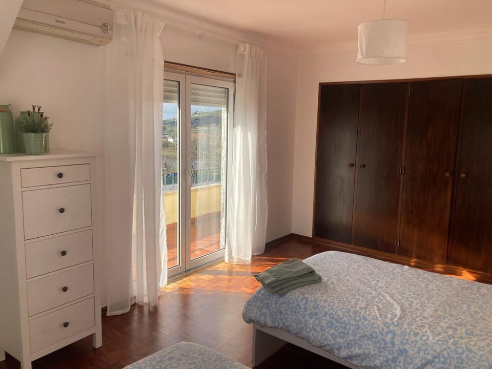 Bed, Bedroom, wardrobe, air conditioner