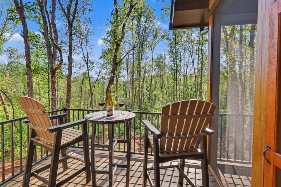 The Lake Escape-Where Fire-pit Meets Hot-tub House in Lake Burton